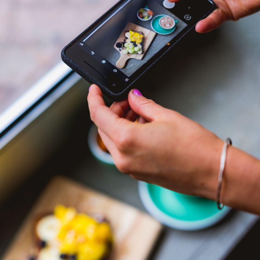 5 Creadores de contenido que hablan sobre alimentación.